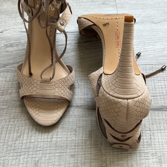 NWT Vince Camuto Claran Heels - Picture 5 of 5